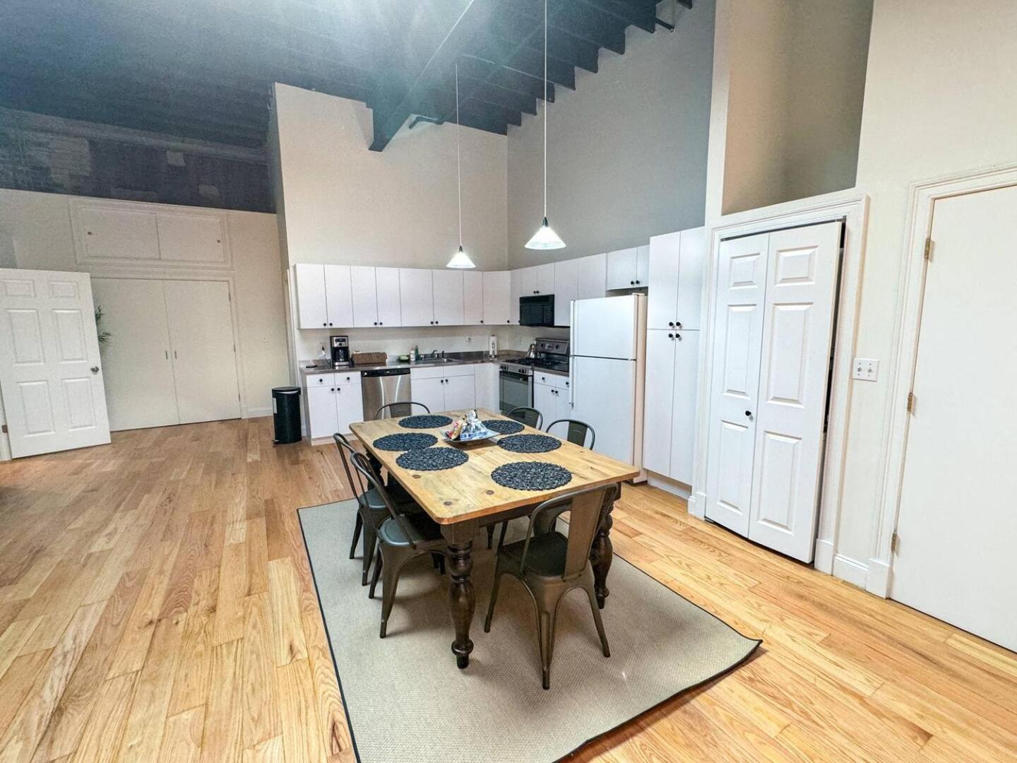 Sunny 2br W Office, Near Copley & Shopping *